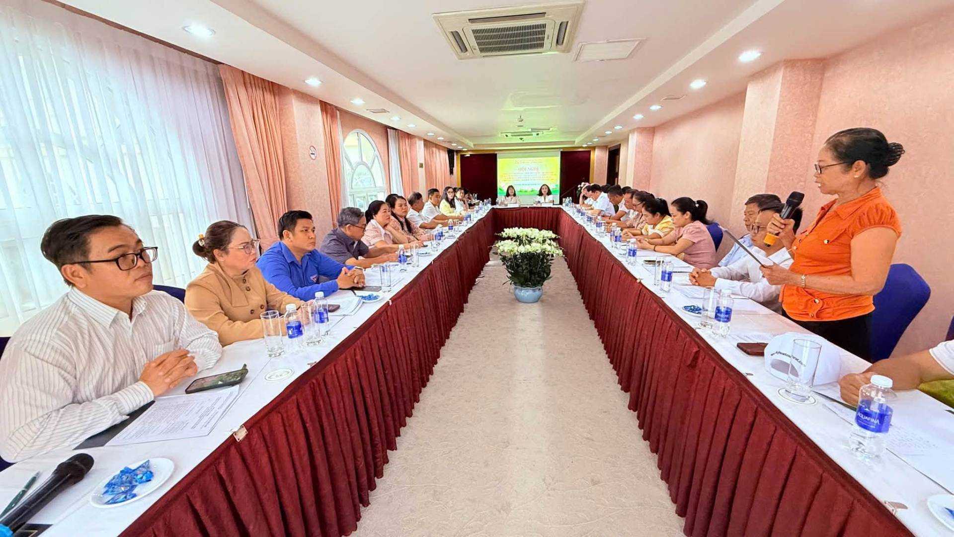 Có thể là hình ảnh về một hoặc nhiều người, bàn, cái bục và văn bản