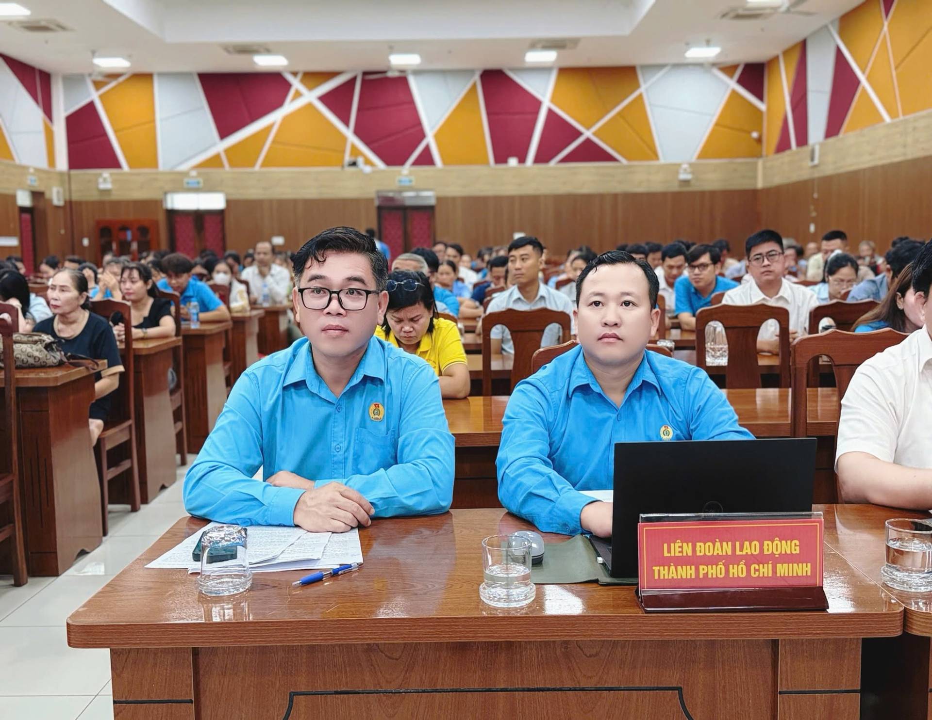 Có thể là hình ảnh về một hoặc nhiều người, mọi người đang học, cái bục và văn bản