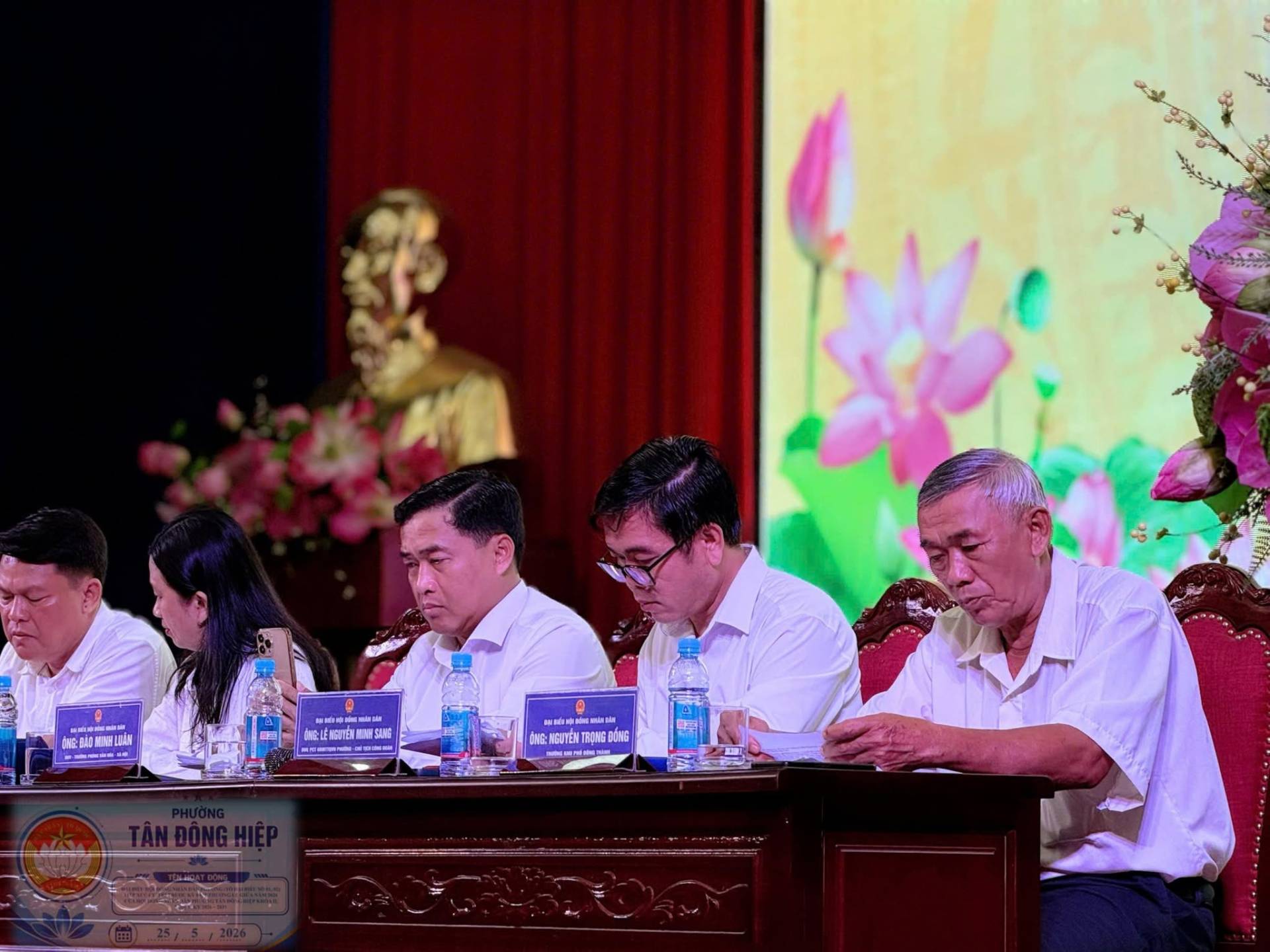 Có thể là hình ảnh về một hoặc nhiều người, cái bục và văn bản