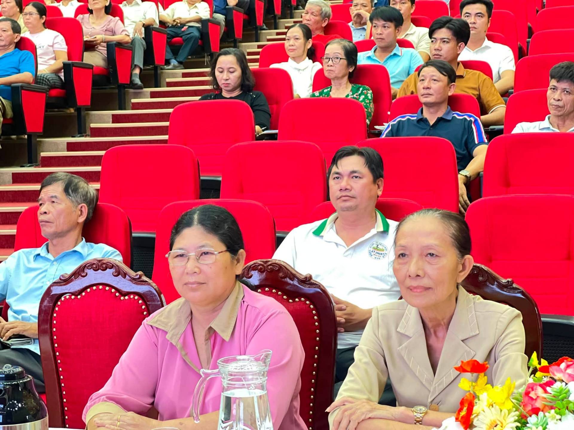 Có thể là hình ảnh về một hoặc nhiều người và văn bản