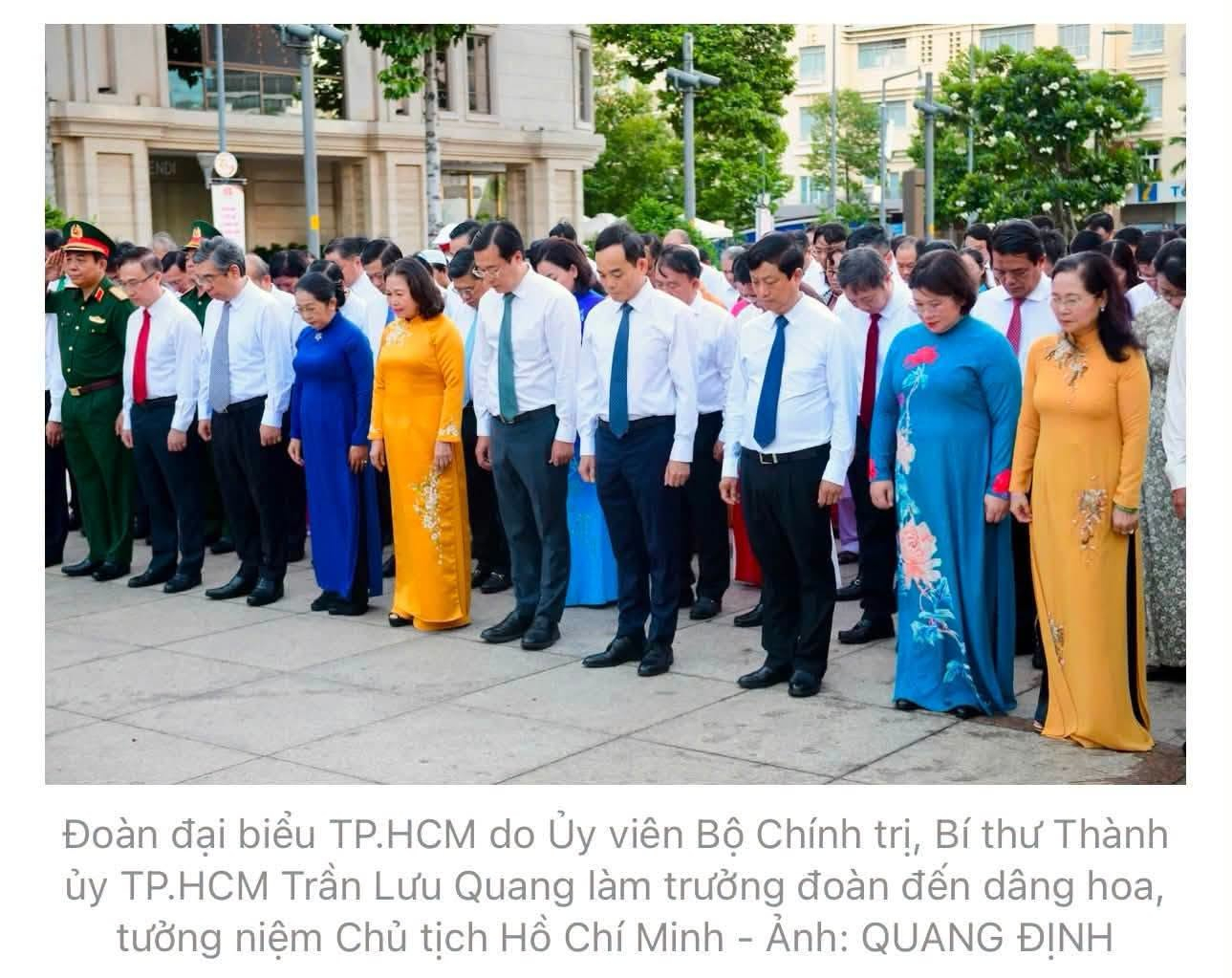 Có thể là hình ảnh về một hoặc nhiều người và văn bản cho biết 'Đoàn đai biểu TP.HCM do Ủy viên Bộ Chính trị, Βί thư Thành ủy TP.HCM Trần Lưu Quang làm trường đoàn đến dâng hoa, tưởng niệm Chủ tịch Hồ Chí Minh Ảnh: QUANG ĐỊNH'