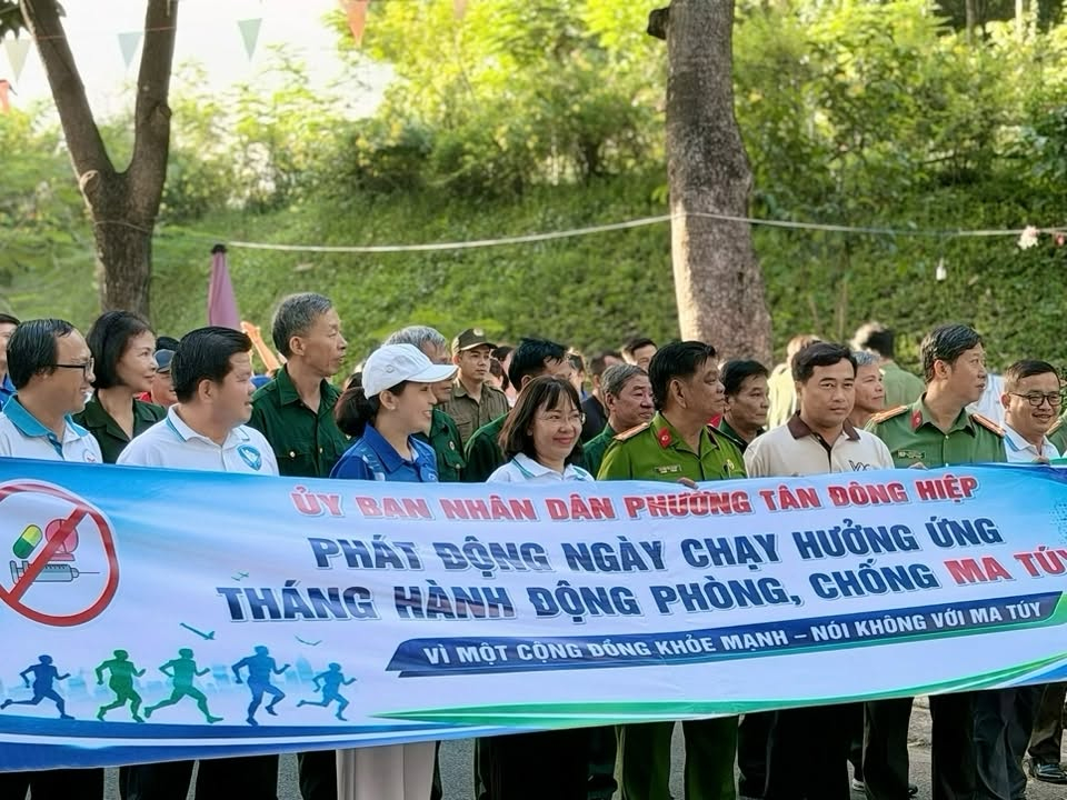 Có thể là hình ảnh về một hoặc nhiều người và văn bản cho biết 'ỦY BAN NHÂN DÂN PHƯƠNG TÂN ĐÔNG HIỆP PΗAЛ ĐỘNG NGÀY CHAY HƯỞNG ỪNG THÁNG HÀNH DỘNG PHÒNG, CHỐNG MA τύ 文安大変試 vì MỘT CỘNG ĐỐNG KHόE MẠNH -Νόι KHÔNG νθι MA τύν'