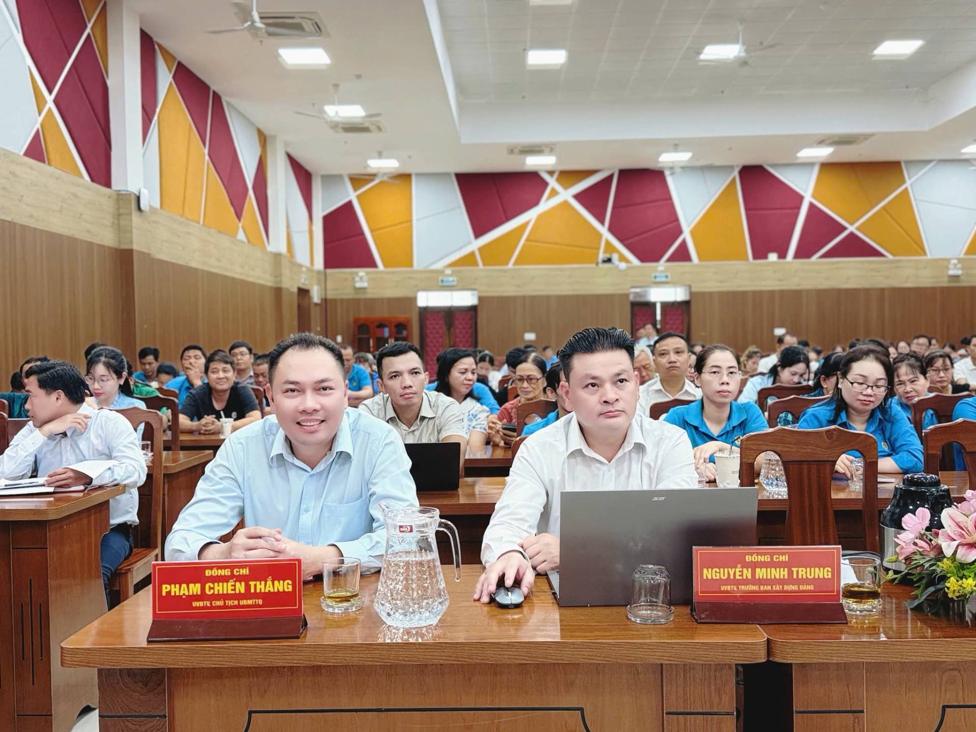 Có thể là hình ảnh về một hoặc nhiều người, mọi người đang học và văn bản cho biết 'ĐÓNGC CHI PHẠMCHIẾNTHÁNG INETLDH CHUSMTO PHAM CHIÊN THẰNG OE ĐỒNG NGCHI CHI NGUYỄN MINH TRUNG างา TRFNG BAH NGUYENMINHTRUNG TAE TN saN i'