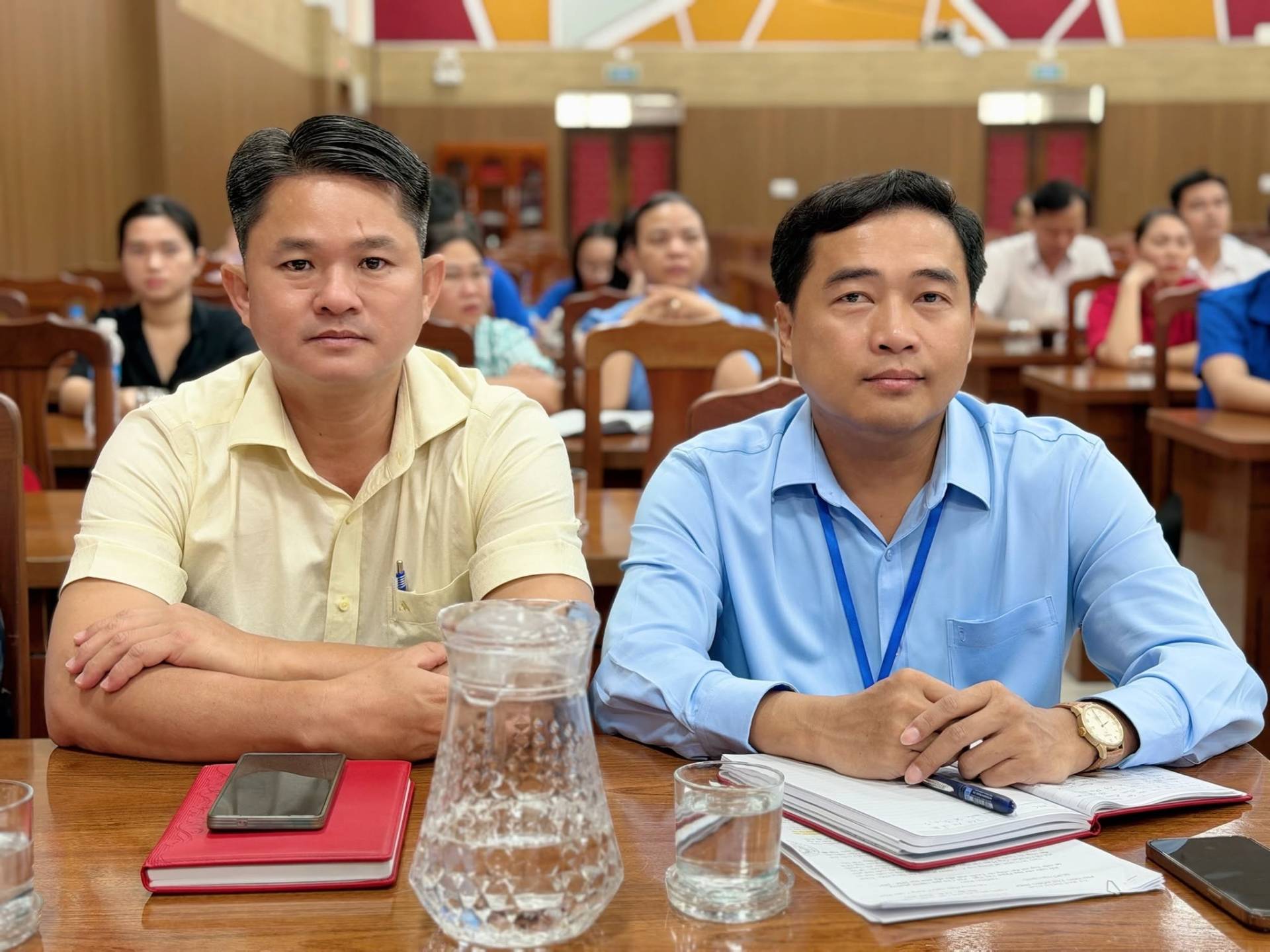 Có thể là hình ảnh về một hoặc nhiều người