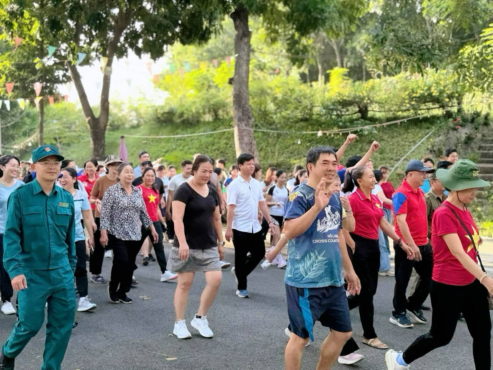Có thể là hình ảnh về một hoặc nhiều người và mọi người đang khiêu vũ