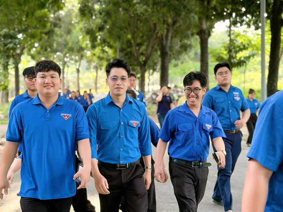 Có thể là hình ảnh về một hoặc nhiều người