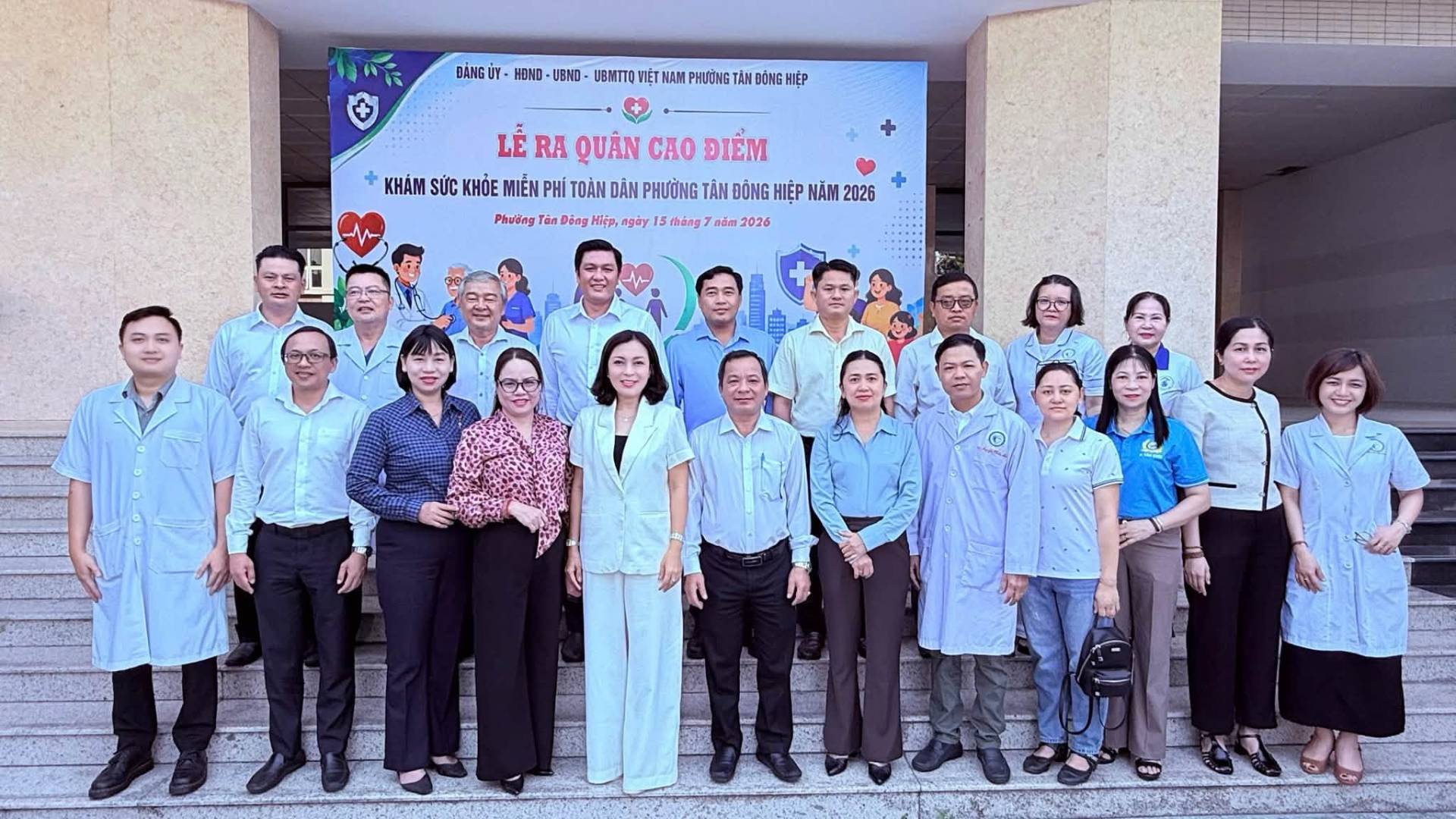 Có thể là hình ảnh về một hoặc nhiều người, bệnh viện và văn bản