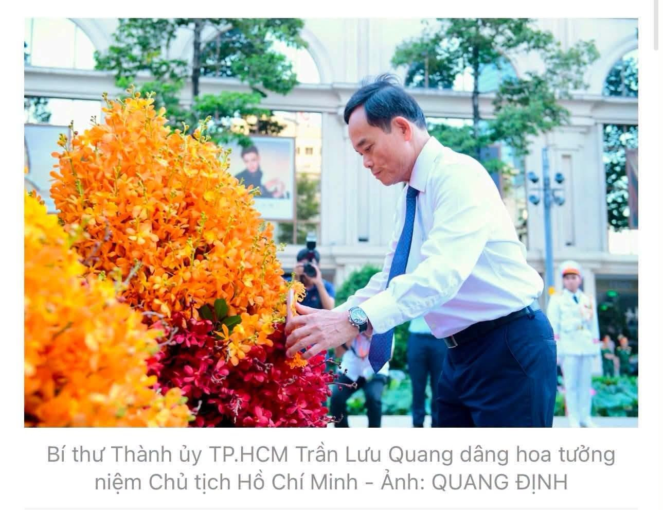 Có thể là hình ảnh về hoa và văn bản cho biết 'Bí thư Thành ủy TP.HCM Trần Lưu Quang dâng hoa tưởng niệm Chủ tịch Hô Chí Minh Ảnh: QUANG ĐỊNH'