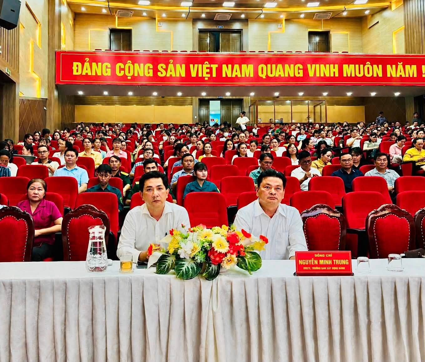 Có thể là hình ảnh về một hoặc nhiều người, cái bục và văn bản
