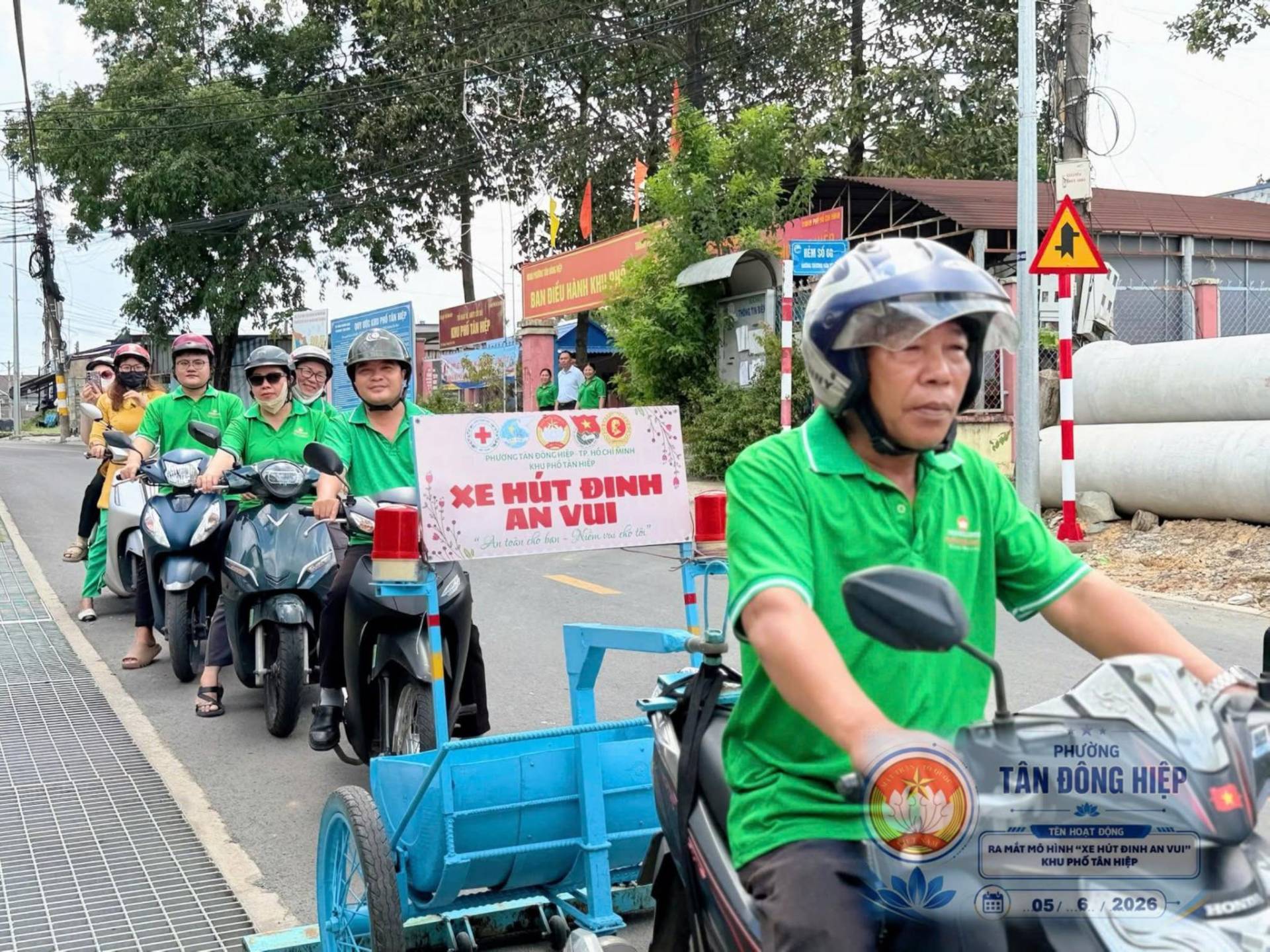 Có thể là hình ảnh về một hoặc nhiều người, xe scooter, xe segway, xe môtô, đường phố và văn bản