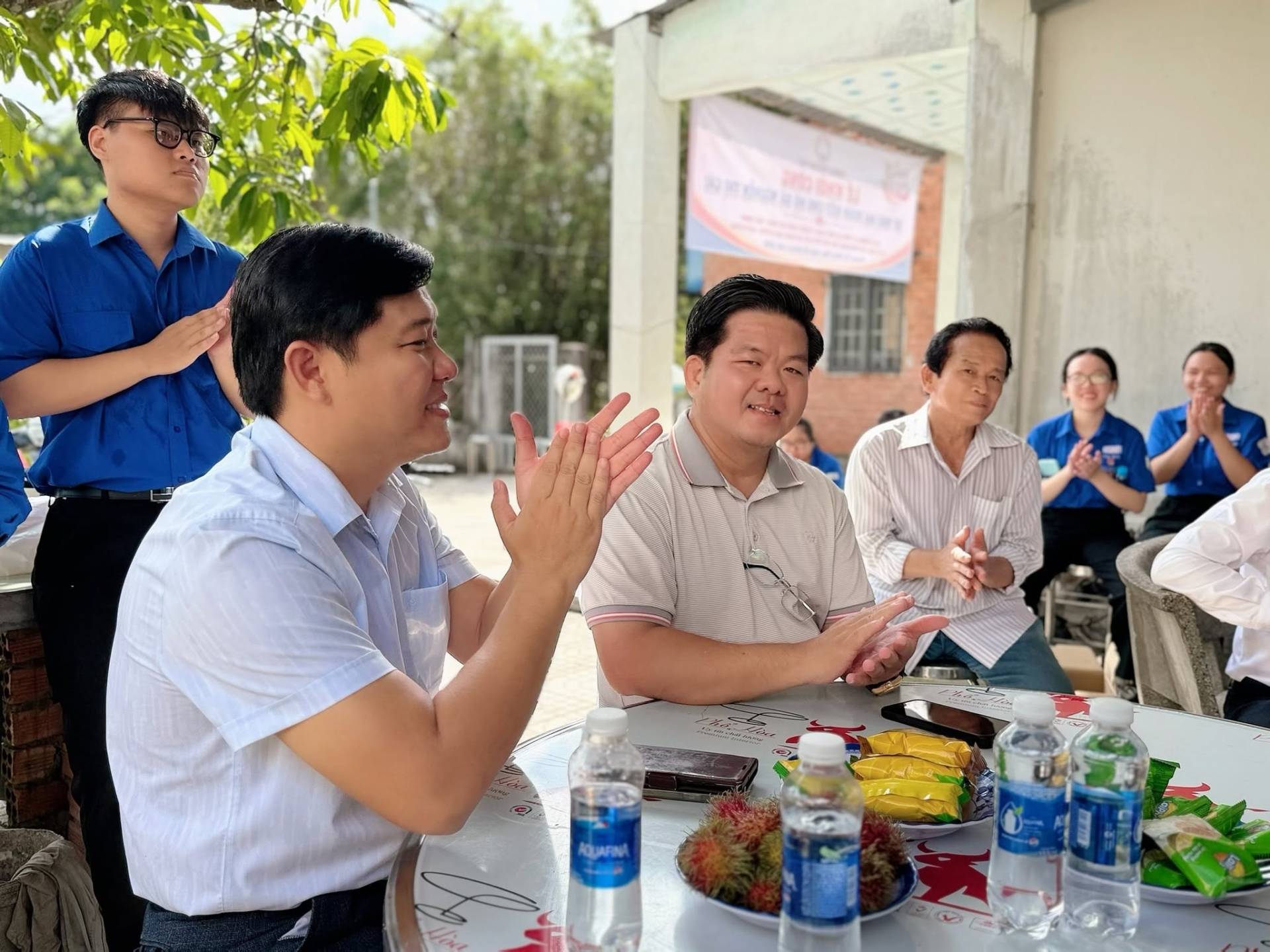 Có thể là hình ảnh về một hoặc nhiều người và văn bản