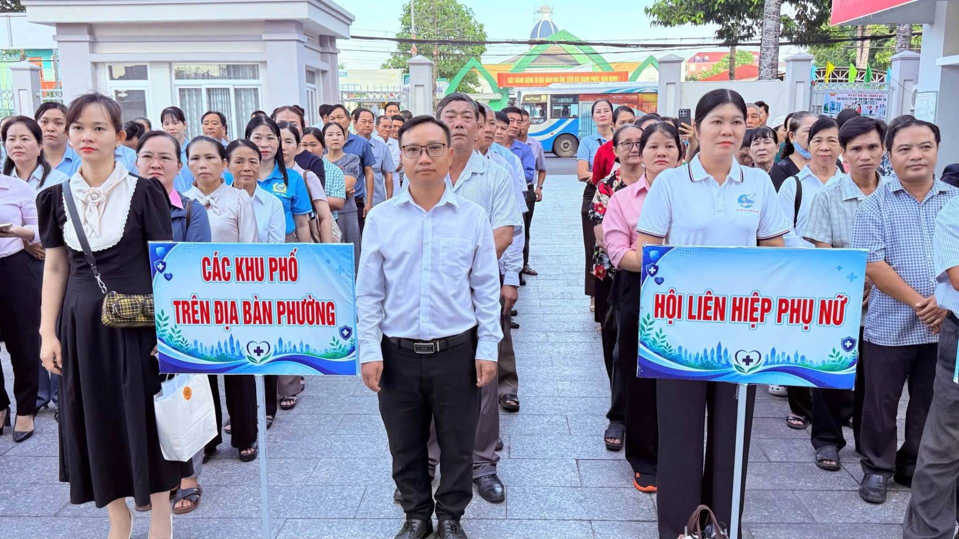 Có thể là hình ảnh về một hoặc nhiều người và văn bản