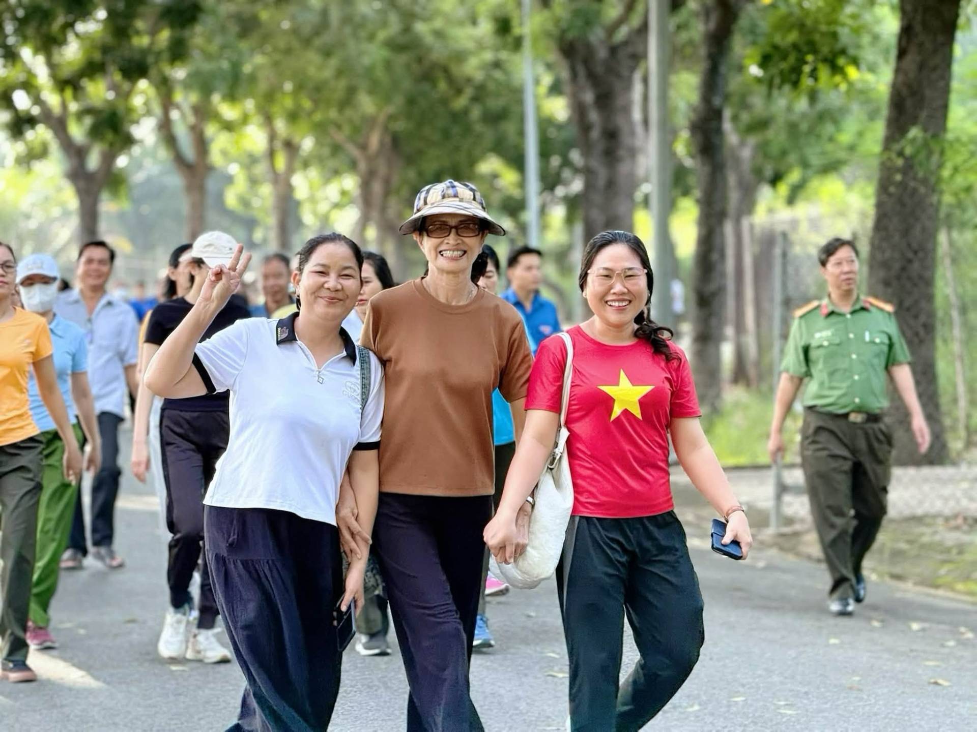 Có thể là hình ảnh về một hoặc nhiều người
