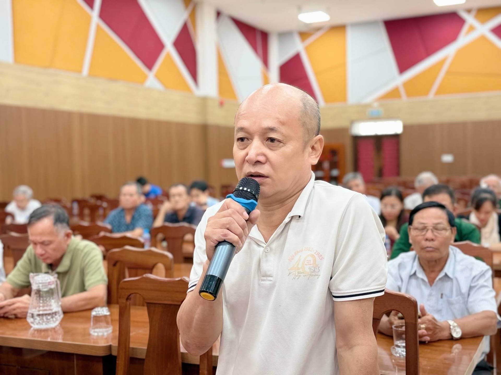 Có thể là hình ảnh về một hoặc nhiều người và văn bản