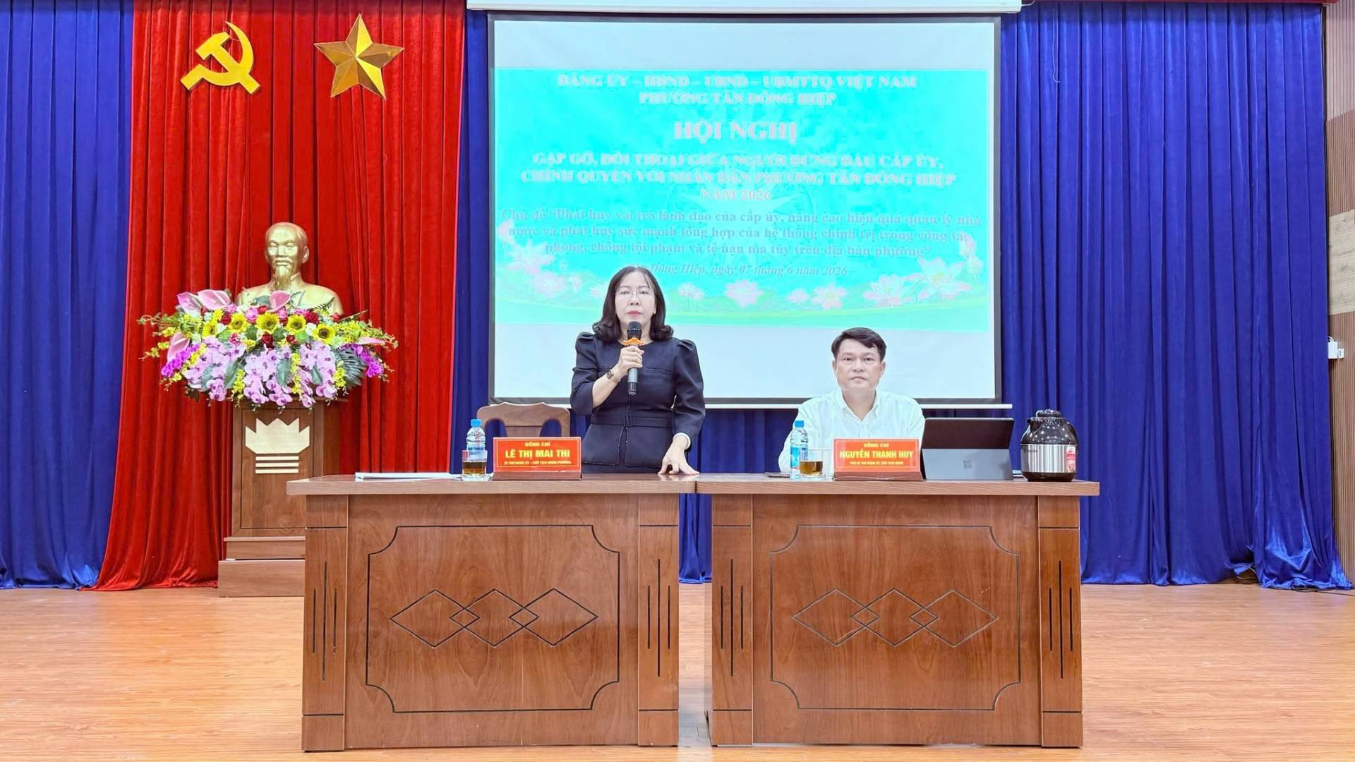 Có thể là hình ảnh về cái bục và văn bản