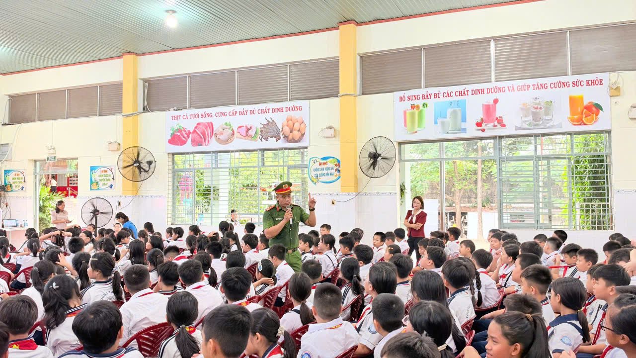 CÔNG AN PHƯỜNG TÂN ĐÔNG HIỆP TĂNG CƯỜNG TUYÊN TRUYỀN AN TOÀN GIAO THÔNG, PHÒNG, CHỐNG ĐUỐI NƯỚC VÀ PHÒNG CHÁY, CHỮA CHÁY TẠI TRƯỜNG HỌC