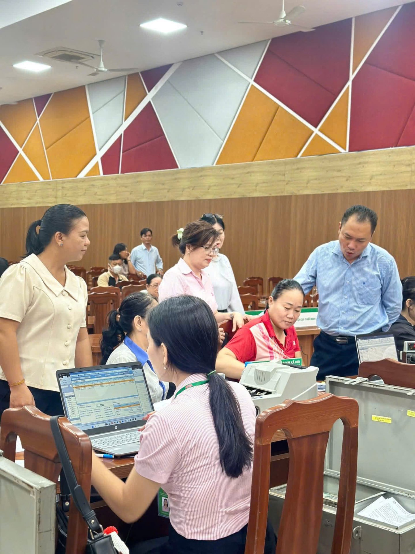 PHƯỜNG TÂN ĐÔNG HIỆP KIỂM TRA, GIÁM SÁT TẠI ĐIỂM GIAO DỊCH