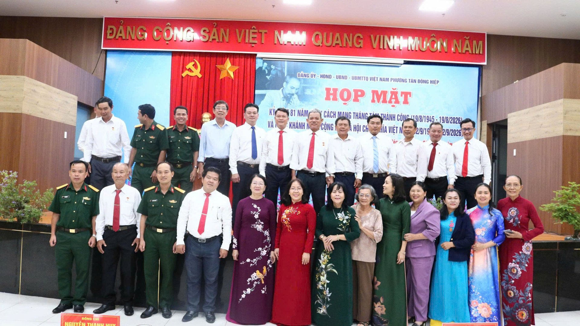 TÂN ĐÔNG HIỆP TRANG TRỌNG HỌP MẶT KỶ NIỆM QUỐC KHÁNH 2/9 VÀ TRAO HUY HIỆU ĐẢNG