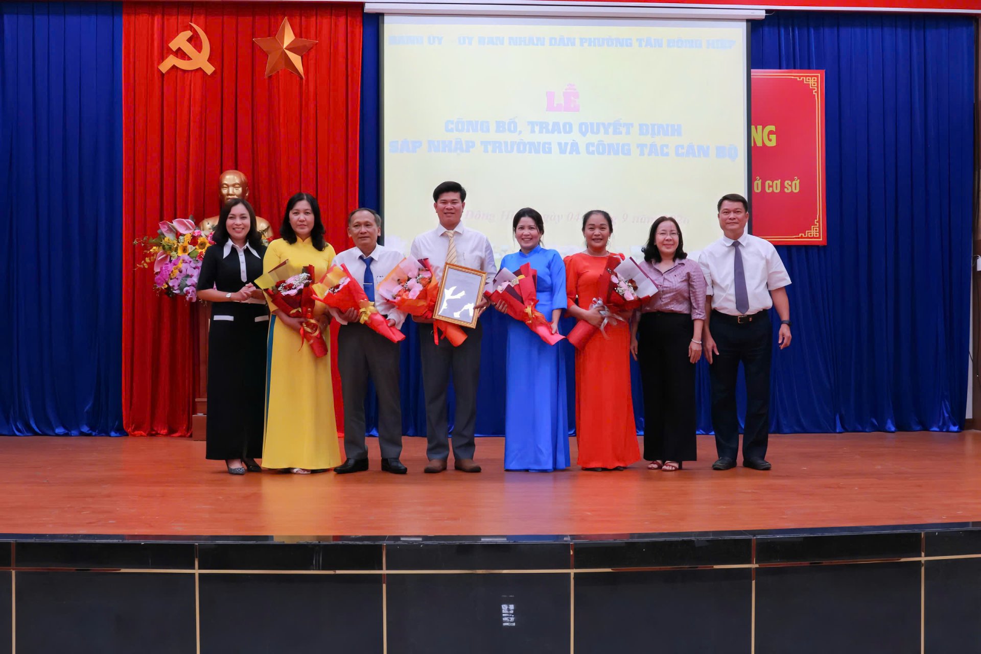 PHƯỜNG TÂN ĐÔNG HIỆP CÔNG BỐ QUYẾT ĐỊNH SÁP NHẬP CÁC CƠ SỞ GIÁO DỤC  VÀ TRAO QUYẾT ĐỊNH CÔNG TÁC CÁN BỘ