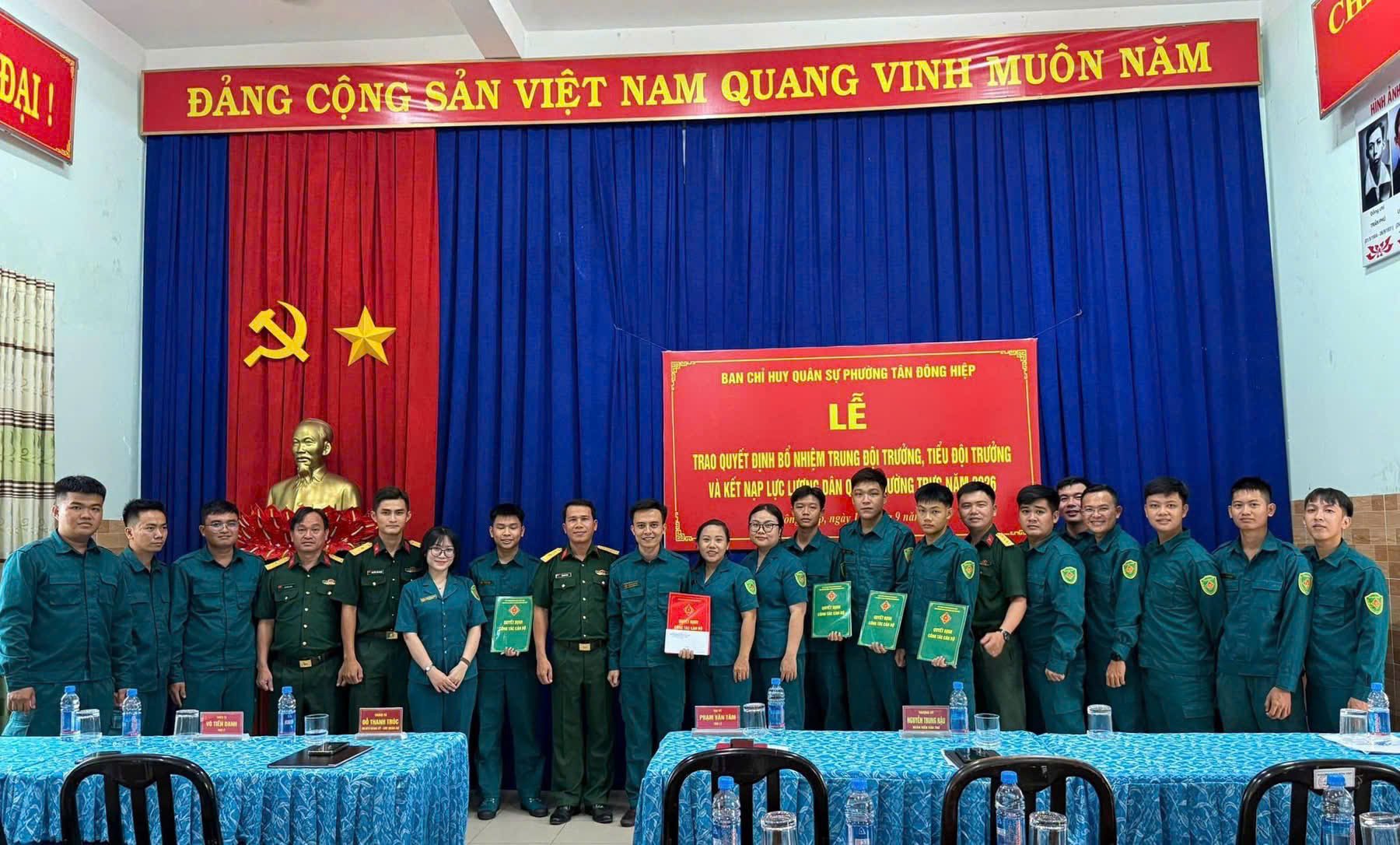 BAN CHQS PHƯỜNG TÂN ĐÔNG HIỆP – TP HỒ CHÍ MINH  CÔNG BỐ QUYẾT ĐỊNH THÀNH LẬP TIỂU ĐỘI TỰ VỆ TRƯỜNG THCS TÂN ĐÔNG HIỆP B VÀ GIAO LƯU BÓNG ĐÁ.