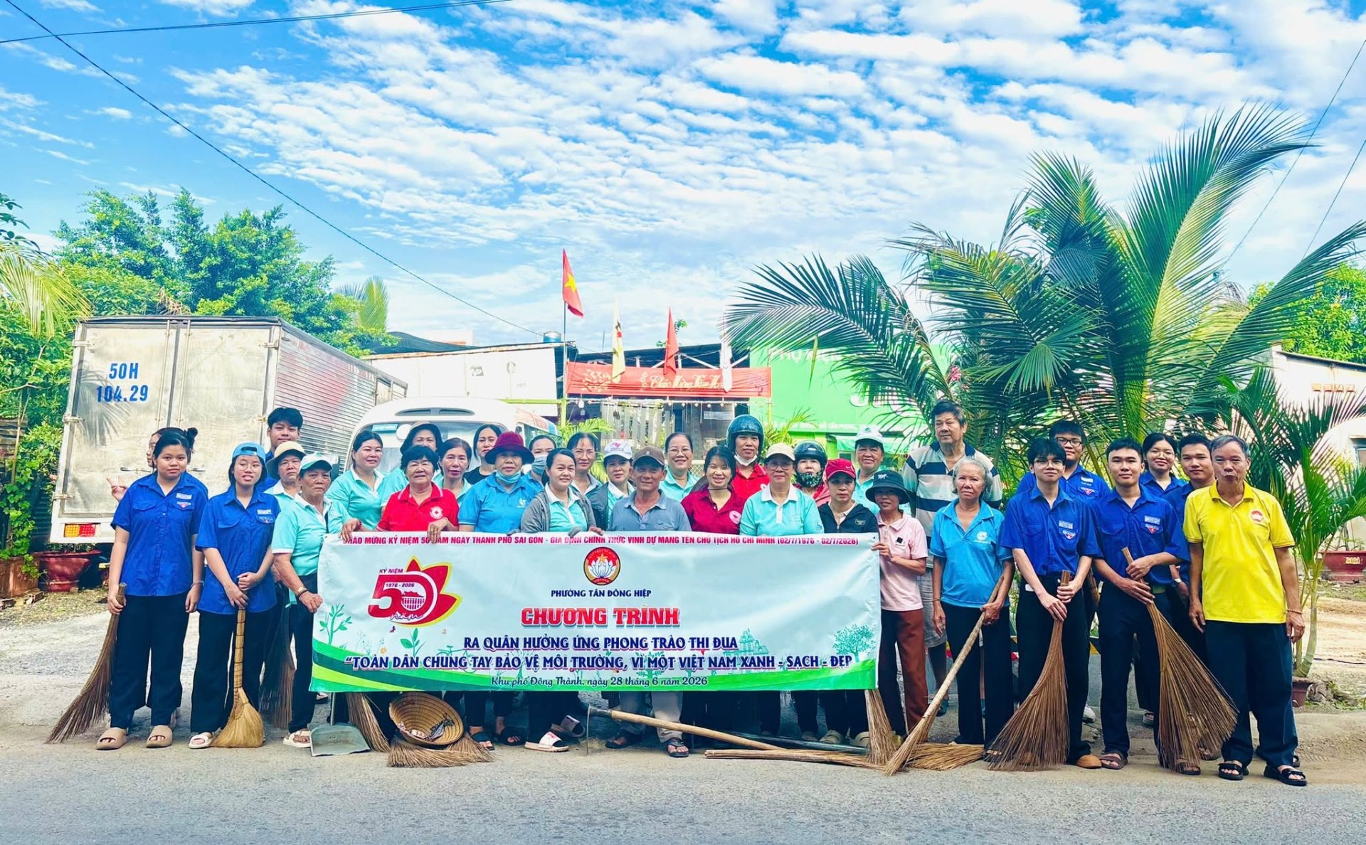 Chào mừng kỷ niệm 50 năm Ngày thành phố Sài Gòn - Gia Định chính thức vinh dự mang tên Chủ tịch Hồ Chí Minh: 12 khu phố đồng loạt ra quân hưởng ứng phong trào thi đua "Toàn dân chung tay bảo vệ môi trường, vì một Việt Nam xanh - sạch - đẹp"