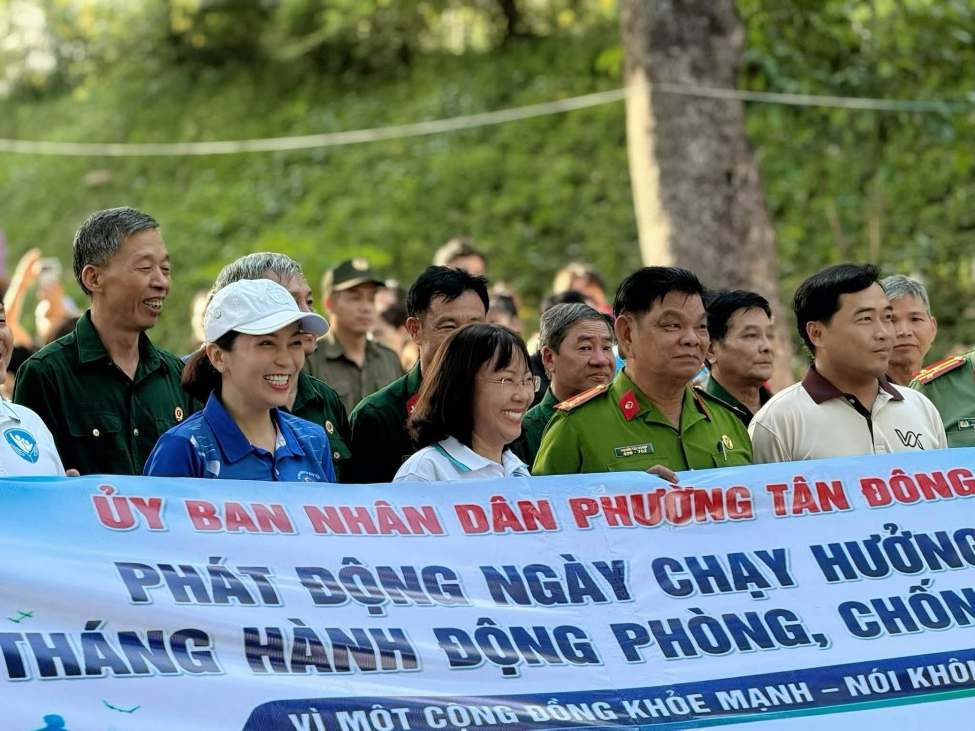Cán bộ, đoàn viên, hội viên Ủy ban MTTQ Việt Nam phường Tân Đông Hiệp và các tổ chức chính trị - xã hội tham gia hưởng ứng Ngày chạy phòng, chống ma túy