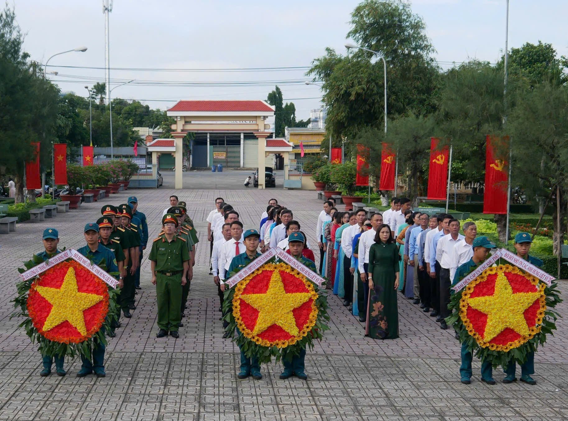phường Tân Đông Hiệp tổ chức lễ viếng Nghĩa trang Liệt sĩ phường, thể hiện đạo lý “Uống nước nhớ nguồn”
