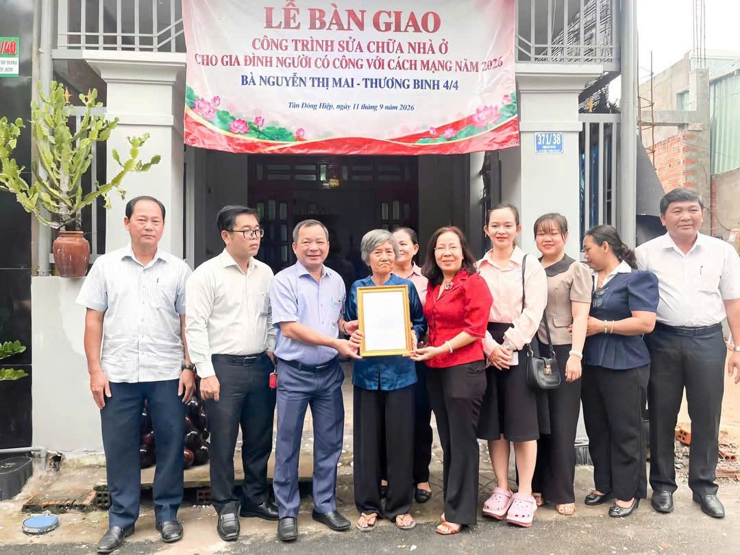 TÂN ĐÔNG HIỆP: BÀN GIAO CÔNG TRÌNH SỬA CHỮA NHÀ Ở CHO GIA ĐÌNH NGƯỜI CÓ CÔNG