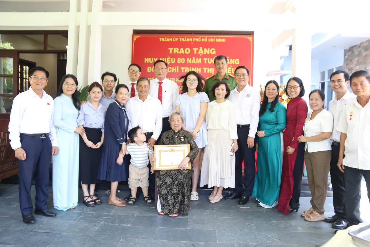 THÀNH ỦY THÀNH PHỐ - ĐẢNG BỘ XÃ XUÂN THỚI SƠN TỔ CHỨC TRAO TẶNG HUY HIỆU 80 NĂM TUỔI ĐẢNG