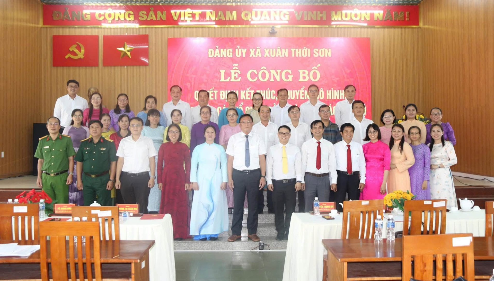 XÃ XUÂN THỚI SƠN CÔNG BỐ QUYẾT ĐỊNH KẾT THÚC, CHUYỂN ĐỔI MÔ HÌNH, THÀNH LẬP CÁC TỔ CHỨC ĐẢNG VÀ TRAO QUYẾT ĐỊNH CÔNG TÁC CÁN BỘ