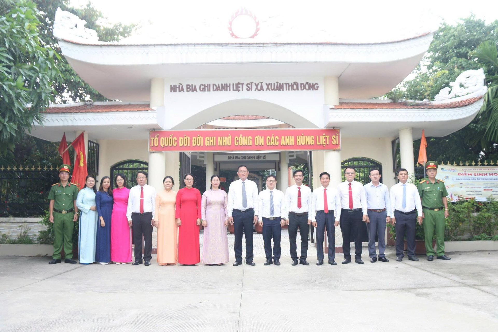 ĐOÀN ĐẠI BIỂU XÃ XUÂN THỚI SƠN DÂNG HOA, DÂNG HƯƠNG TẠI CÁC DI TÍCH LỊCH SỬ, NHÀ BIA GHI TÊN LIỆT SĨ TRÊN ĐỊA BÀN