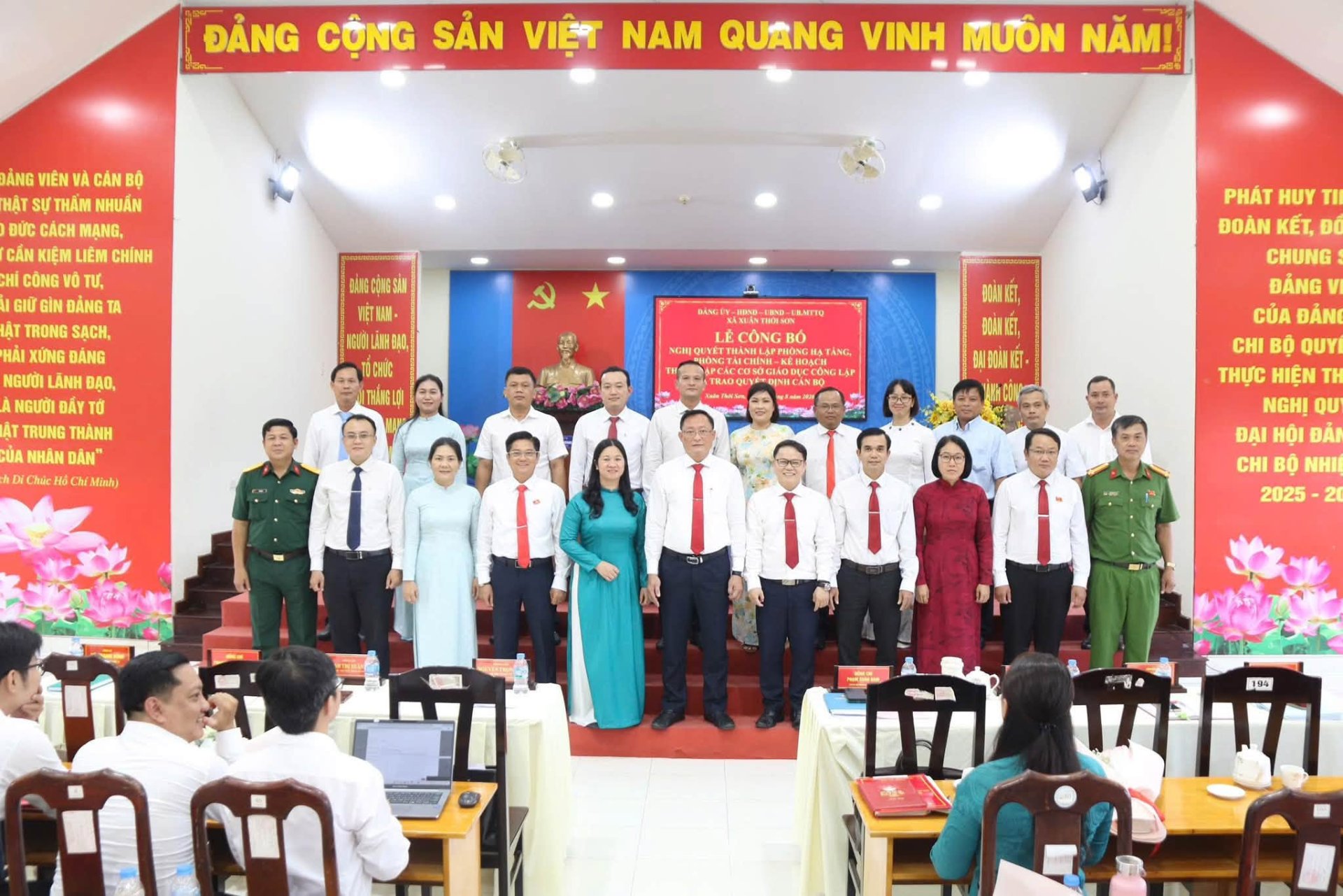 XÃ XUÂN THỚI SƠN CÔNG BỐ THÀNH LẬP CÁC PHÒNG CHUYÊN MÔN, CƠ SỞ GIÁO DỤC CÔNG LẬP VÀ TRAO QUYẾT ĐỊNH CÔNG TÁC CÁN BỘ