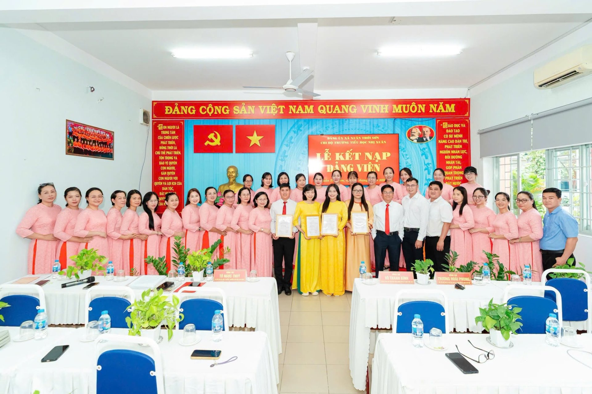 CHI BỘ TRƯỜNG TIỂU HỌC NHỊ XUÂN TỔ CHỨC LỄ KẾT NẠP ĐẢNG VIÊN MỚI