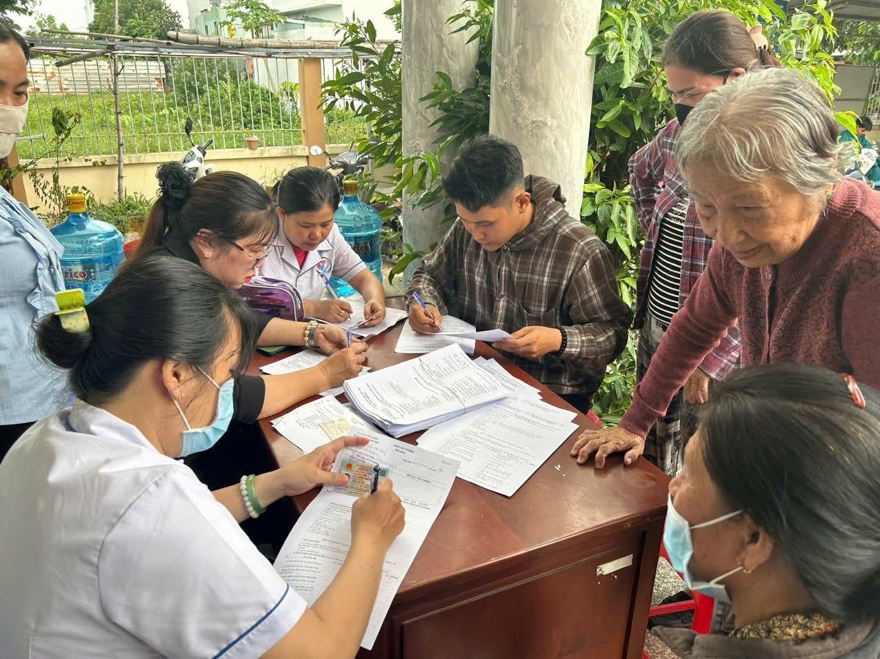ẤP THỚI SƠN - NHỊ XUÂN 1 ĐỒNG HÀNH CÙNG CHƯƠNG TRÌNH “100 NGÀY ĐÊM KHÁM SỨC KHỎE TOÀN DÂN