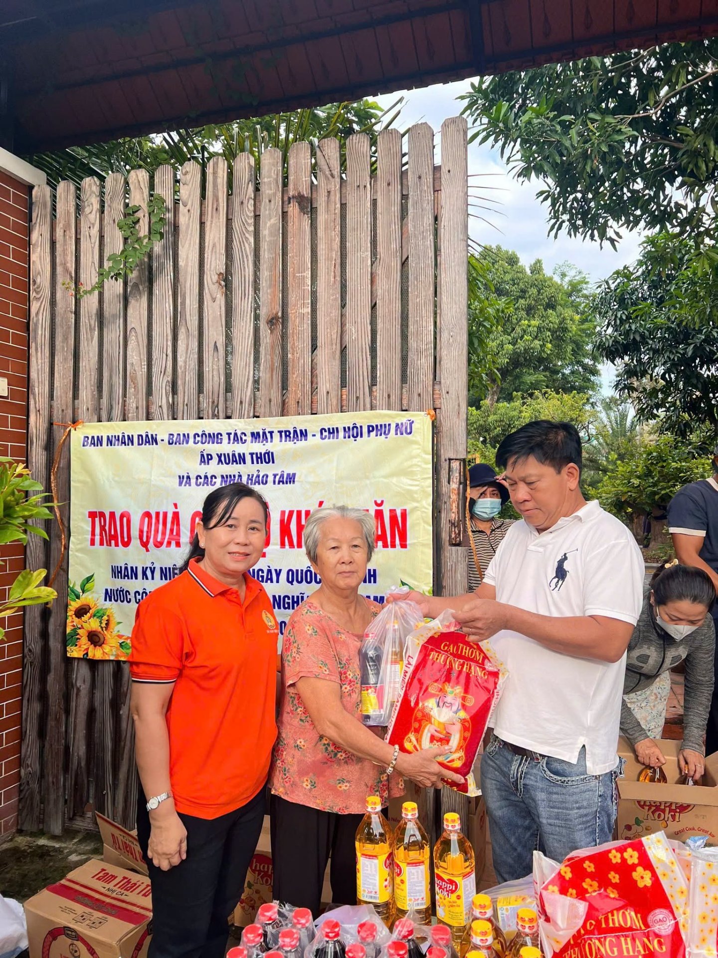 ẤP XUÂN THỚI TRAO TẶNG 100 PHẦN QUÀ CHO BÀ CON CÓ HOÀN CẢNH KHÓ KHĂN
