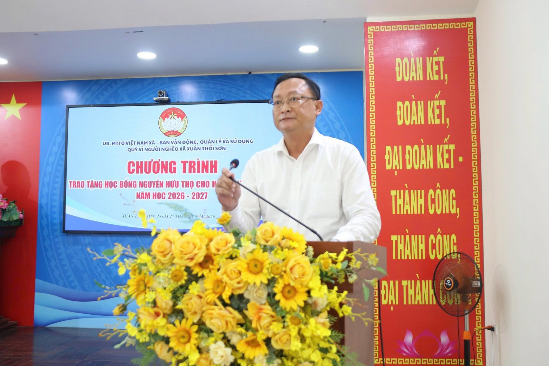 XÃ XUÂN THỚI SƠN TỔ CHỨC TRAO TẶNG QUÀ CHO CÁC HỘ GIA ĐÌNH CÓ HOÀN CẢNH KHÓ KHĂN VÀ TẶNG HỌC BỔNG NGUYỄN HỮU THỌ CHO HỌC SINH, SINH VIÊN TRÊN ĐỊA BÀN XÃ
